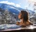 Hydromassagedüsen im Badezuber – Frau entspannt im Außenbadezuber im Winter