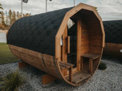 Fasssauna 280 cm mit Terrasse, Ansicht von vorne und leicht von der Seite