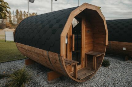 Fasssauna 280 cm mit Terrasse, Ansicht von vorne und leicht von der Seite