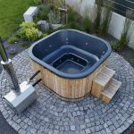 Quadratischer Hottub mit externem Ofen